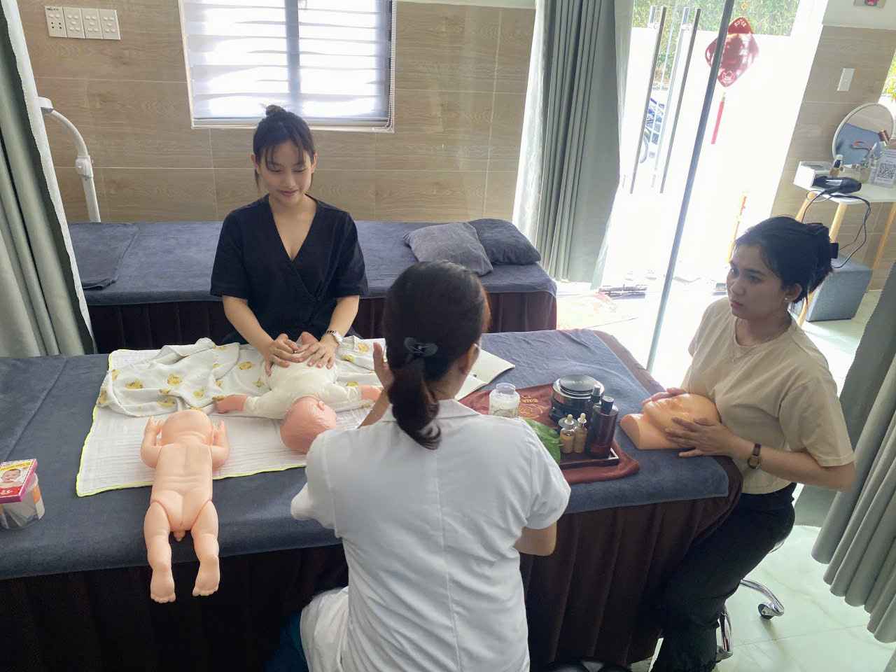 giá học chăm sóc mẹ và bé tphcm